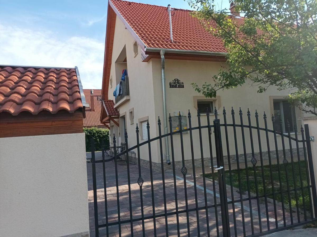 Napsugar Apartmanhaz Balatonlelle Exterior photo